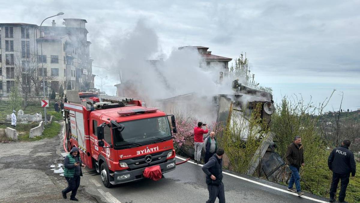 Rize'de çıkan çatı yangını söndürüldü