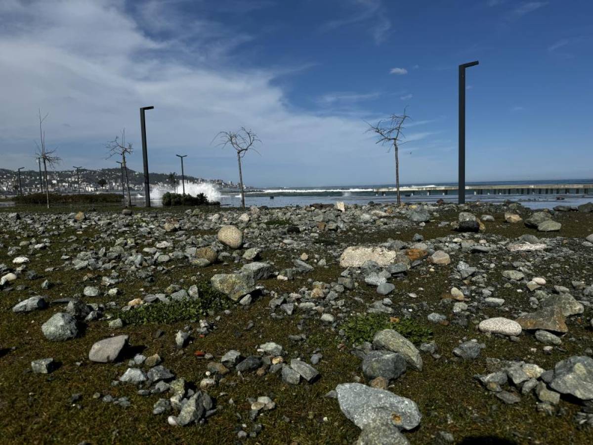 Rize'de dalgaların sürüklediği taşlar, park ve sosyal tesislere zarar verdi