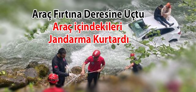 Rize'de dereye düşen otomobildeki çift, jandarma ekiplerince kurtarıldı.