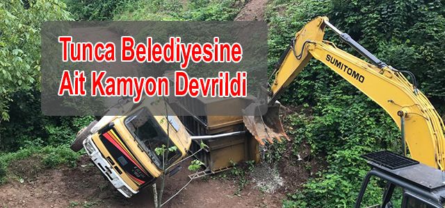 Tunca Belediyesine Ait Kamyon Devrildi